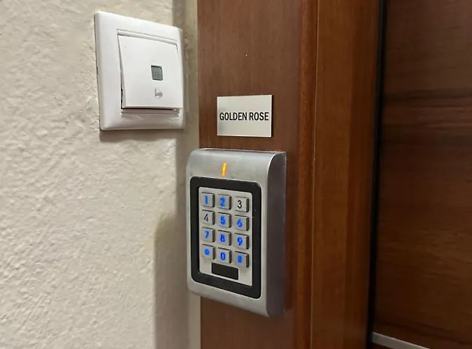 Golden Rose Apartment *